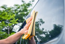 Cleaning windscreen, headlights and mirrors: a matter of safety