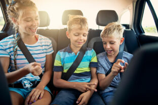 10 ideas to keep the kids happy (and quiet) on long trips