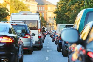 Traffic jams: our tips for saving fuel