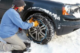 How do I fit and remove snow chains ?
